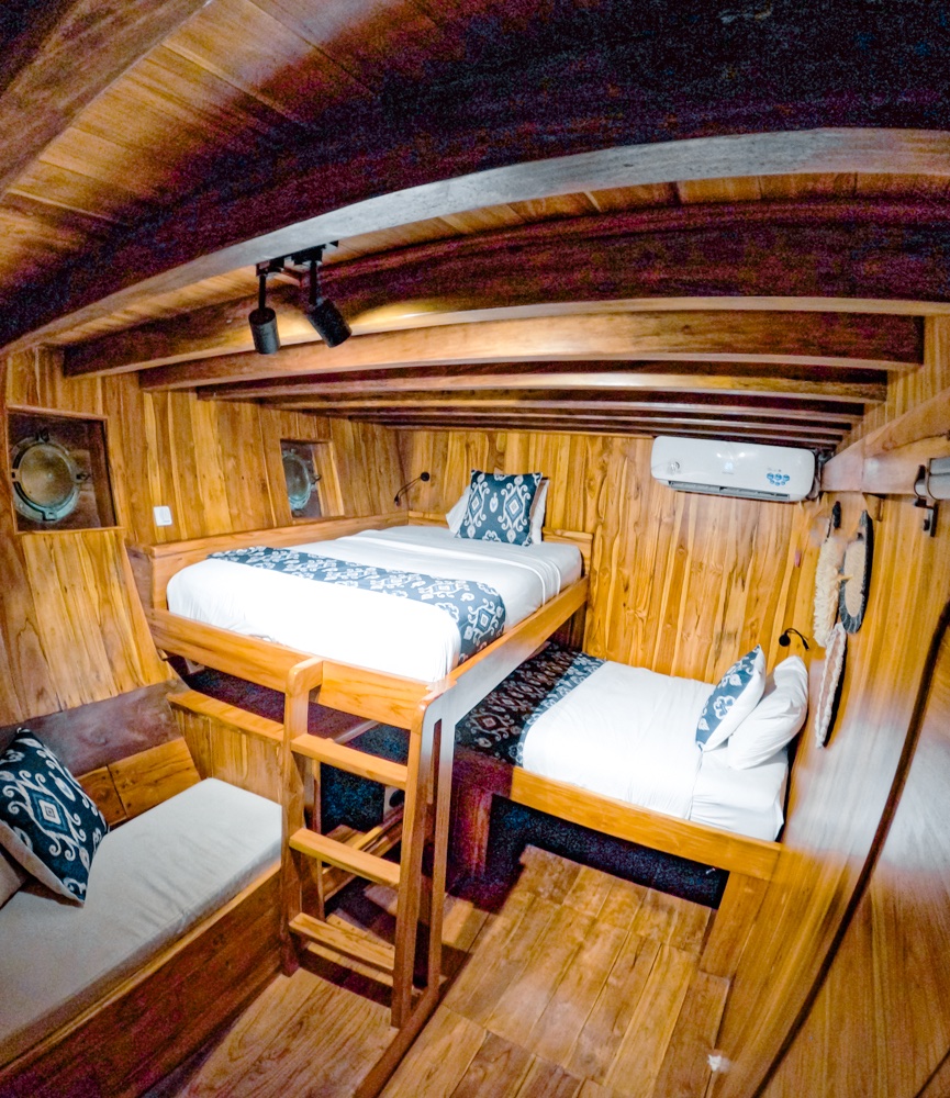 Andamari cabin with wooden bunk beds and patterned pillows