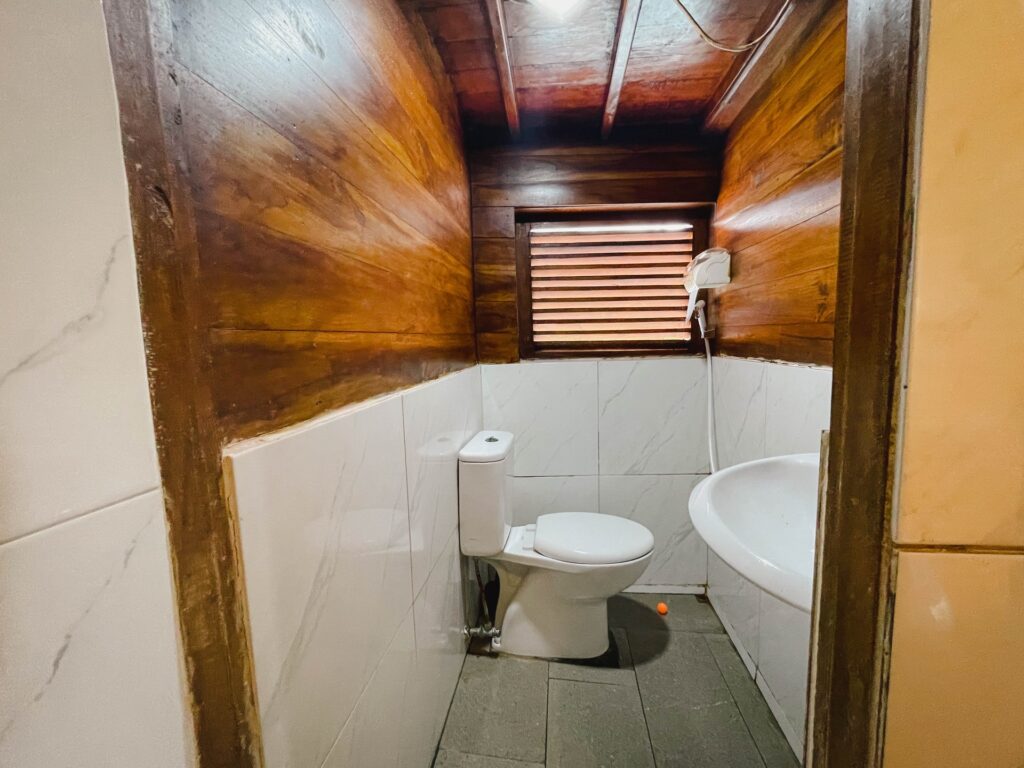 Capt Octopus owners suite ensuite bathroom with toilet and a small window