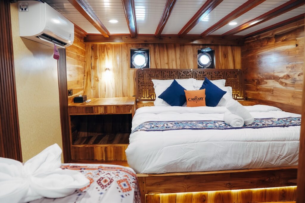 Family cabin with a double bed, an extra bed and round portholes