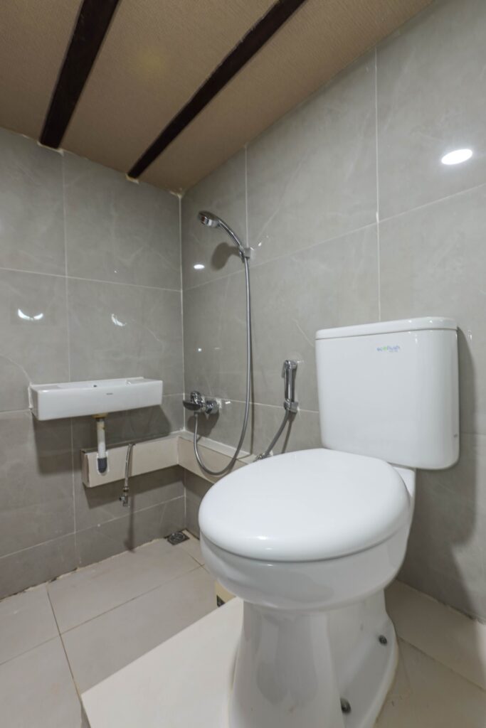 Family cabin ensuite bathroom with a toilet, sink and shower head
