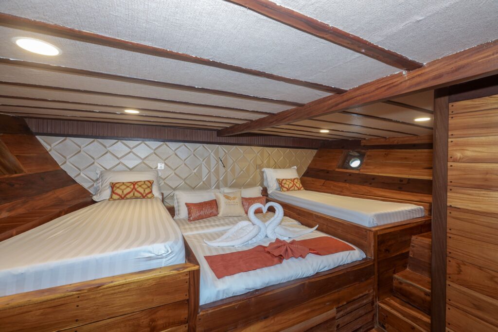 Family triple cabin with a central double bed and two elevated single beds
