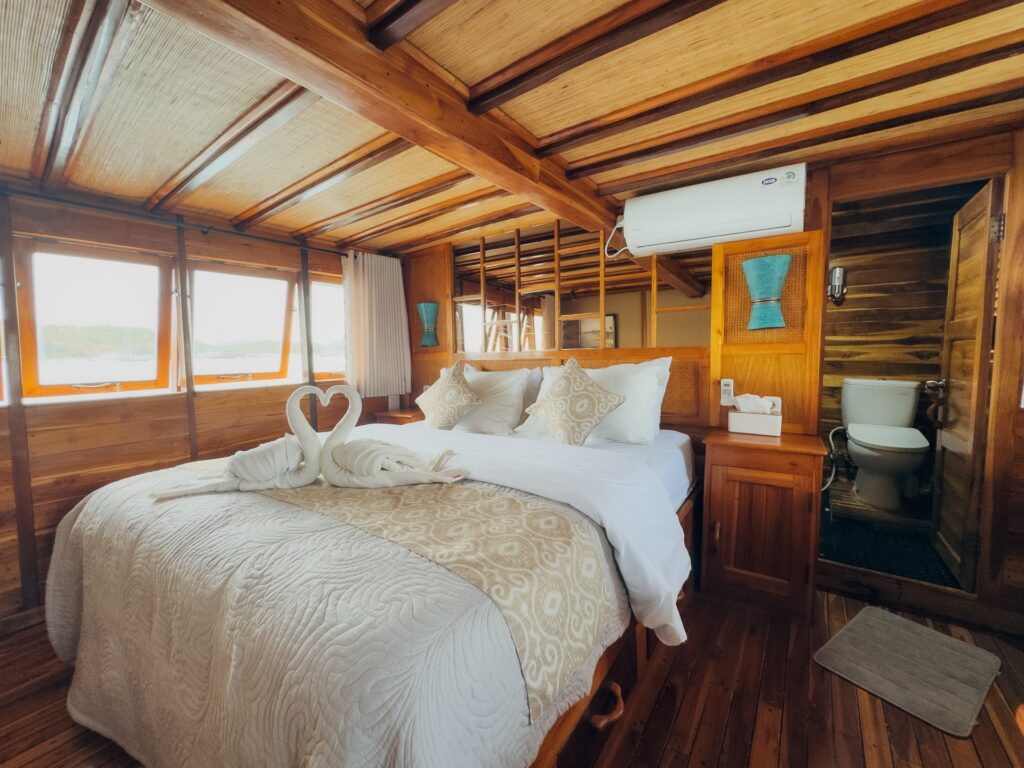 Master cabin on the Gammara with heart-shaped towel art and an ensuite bathroom