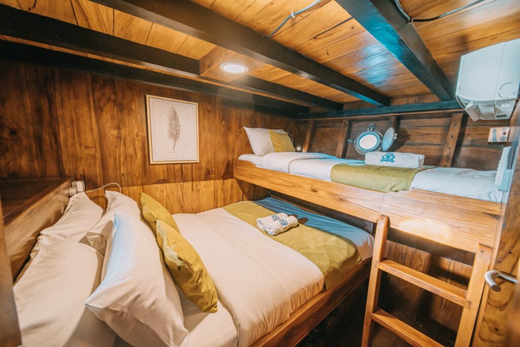 Superior triple cabin on the Jofiel with a lower bed and bunk bed