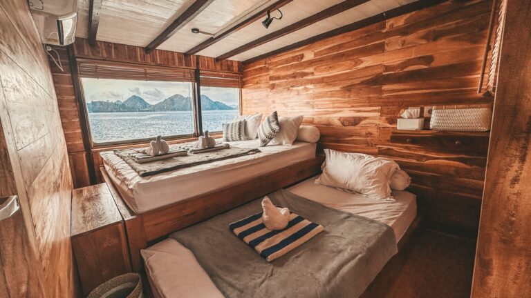 Papiton Lopi master suite cabin with a double bed and an extra single bed
