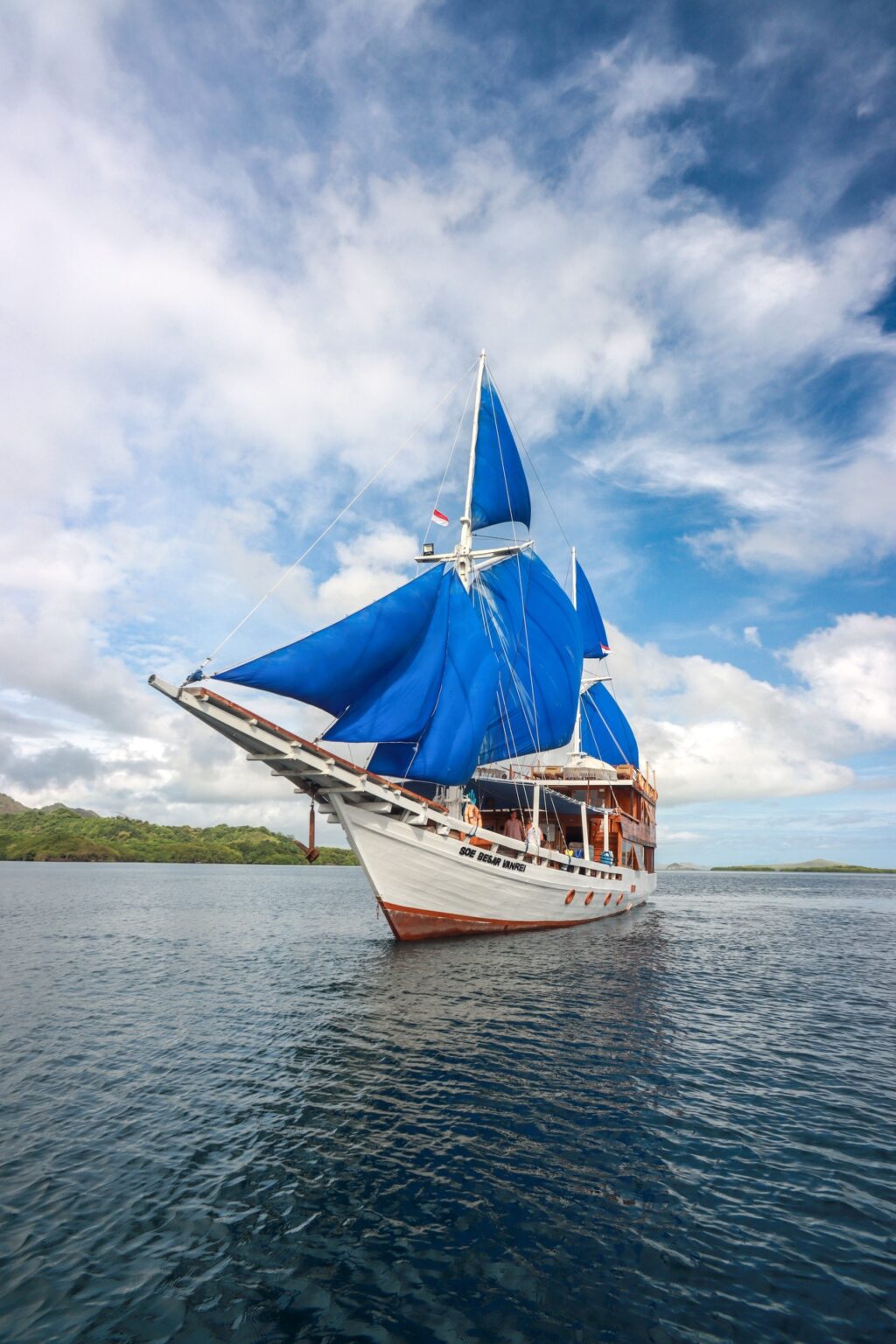 Soe Besar Vanrei komodo liveaboard sailing with blue sails fully raised