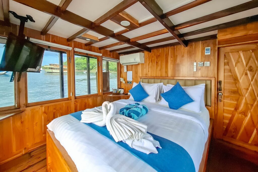 Soe Besar Vanrei's Master Suite bed with wraparound windows framing island views