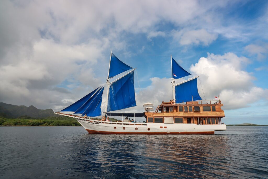 Side profile of Soe Besar Vanrei under full sail beneath a cloudy sky