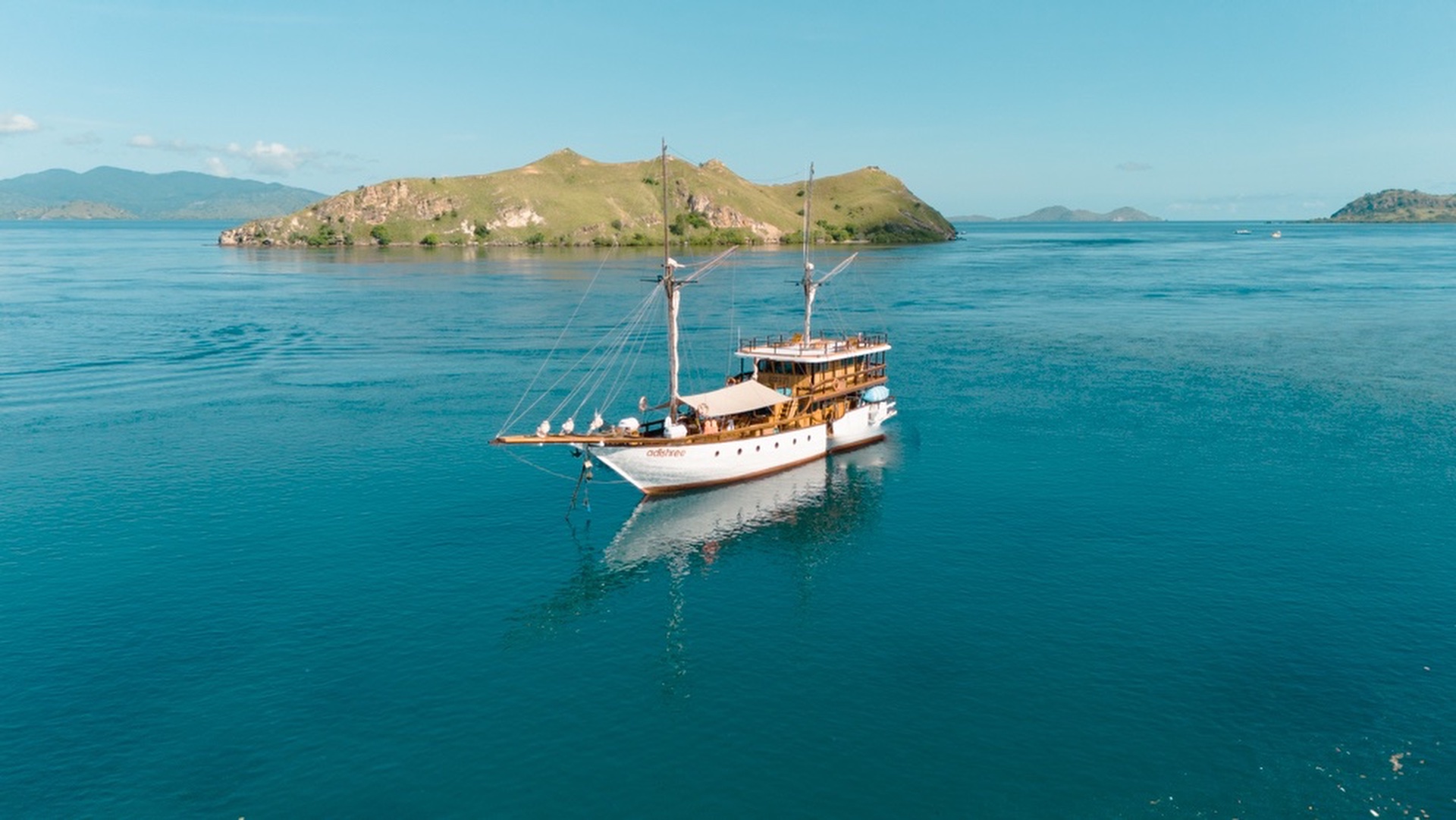 Adishree, a classic wooden phinisi, sailing on a Komodo liveaboard tour