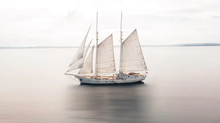 Side profile of the Mutiara Laut yacht on a Komodo liveaboard