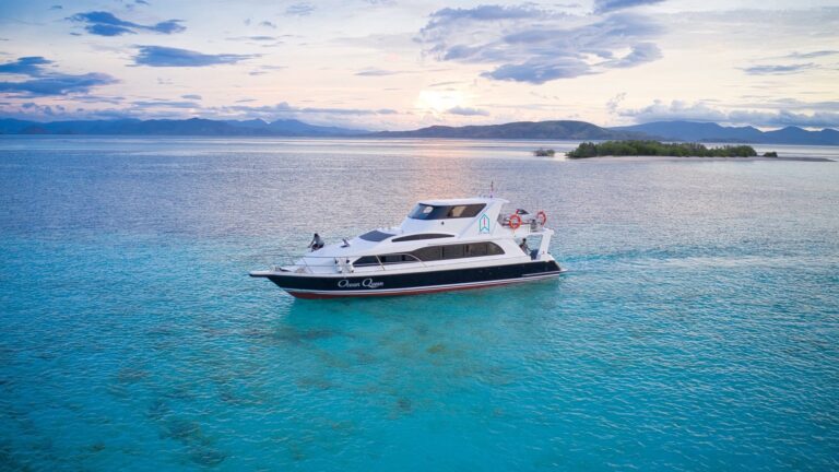 The Ocean Queen speedboat charter at Taka Makassar, Komodo