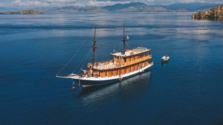 The Papiton Lopi phinisi on a Komodo diving liveaboard