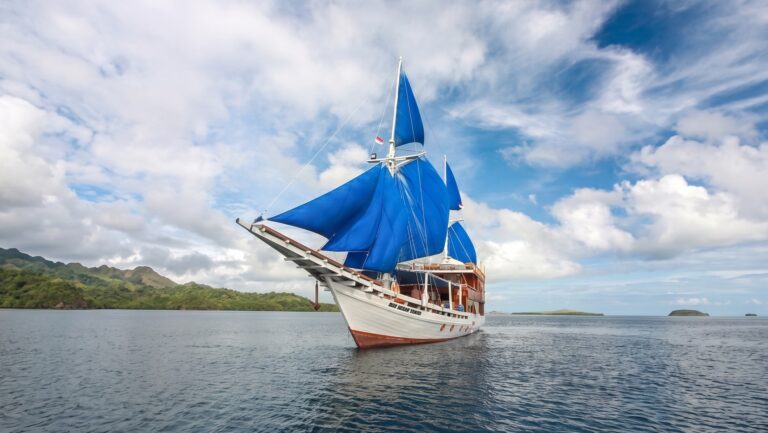 The Soe Besar Vanrei on a Komodo liveaboard