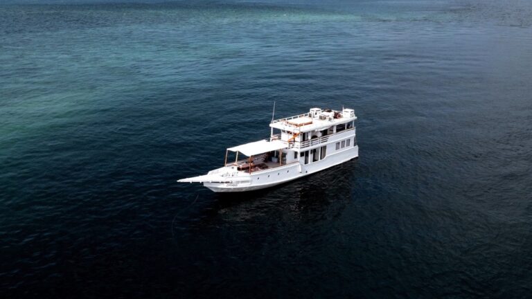 The Zendaya luxury phinisi on a Komodo liveaboard
