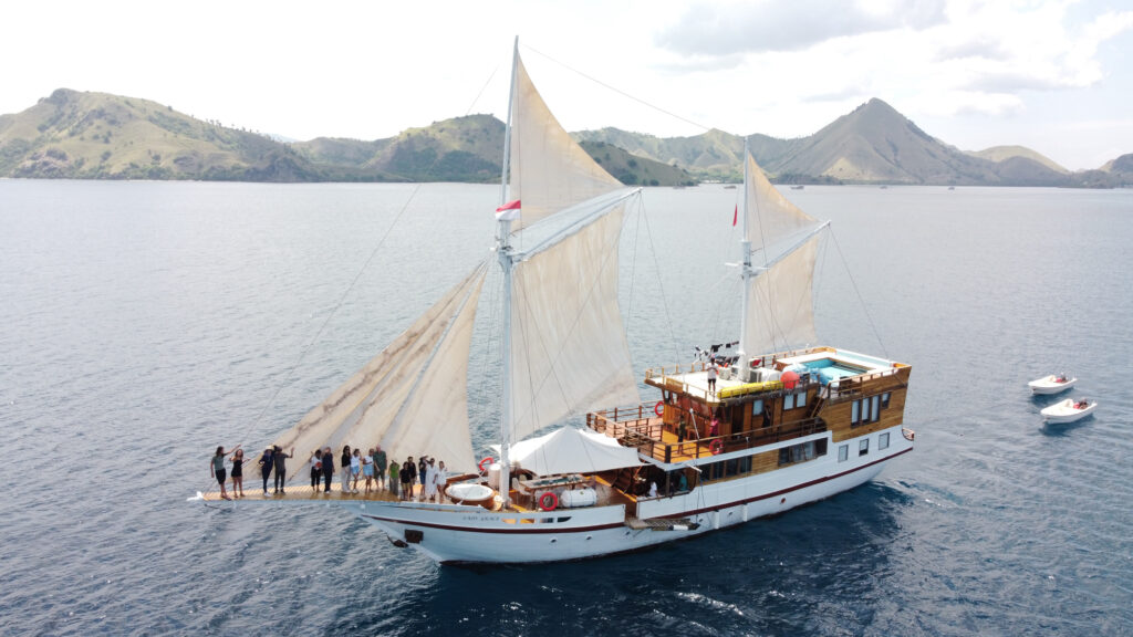 Lady Grace liveaboard under full sail with guests on the bowsprit netting
